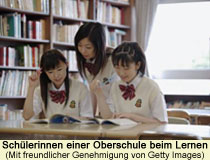 Schülerinnen einer Oberschule beim Lernen