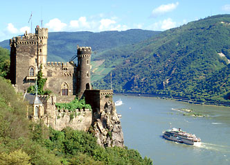 Rheintal mit Burg