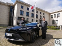 Besuch von Ferry M. M. Franz, dem Direktor des Berliner Büros von Toyota Motor Europe mit dem Brennstoffzellenfahrzeugs MIRAI