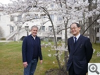Botschafter Yanagi mit Herrn Pierre Littbarski, der zu einem Online-Gespräch mit Außenminister Motegi in die Botschaft nach Berlin kam.