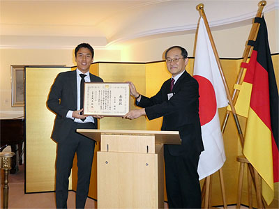 Überreichung der „Auszeichnung des Außenministers 2021“ an den Fußballspieler HASEBE Makoto