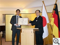 Die feierliche Überreichung der „Auszeichnung des Außenministers 2021“ an den für Eintracht Frankfurt spielenden Fußballer HASEBE Makoto"