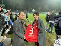 Botschafter Yanagi mit der Fußball-Spielerin KUMAGAI Saki beim FC Bayern München