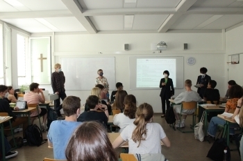 Unterricht zur demokratischen Bildung einer 9. Schulklasse im Gymnasium