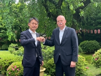 Meinungsaustausch zwischen dem parlamentarischen Vizeminister Uesugi und Botschafter von Goetze