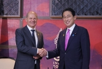 Zusammenkunft der Regierungschefs Japans und Deutschlands in Bali am 16.11.