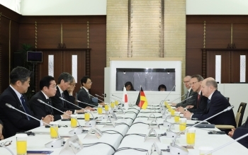 Die Regierungschefs beim japanisch-deutschen Gipfeltreffen
