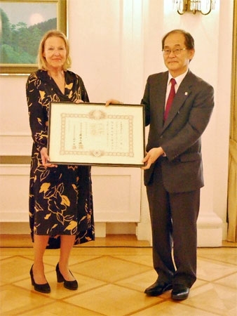 Überreichung des Ordens an die frühere Vorsitzende der Deutsch-Japanischen Parlamentariergruppe im Deutschen Bundestag, Frau Sylvia KOTTING-UHL (1)