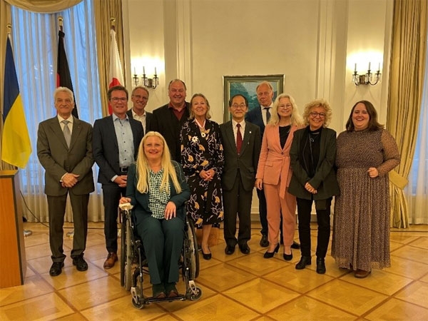 Überreichung des Ordens an die frühere Vorsitzende der Deutsch-Japanischen Parlamentariergruppe im Deutschen Bundestag, Frau Sylvia KOTTING-UHL (2)