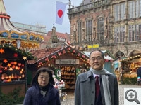 Das Bremer Rathaus mit der japanischen Flagge