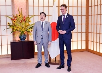 Höflichkeitsbesuch von NRW-Ministerpräsident Wüst bei Außenminister Hayashi