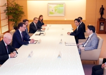 Höflichkeitsbesuch von NRW-Ministerpräsident Wüst bei Außenminister Hayashi