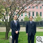 vor dem Kirschbaum mit dem Gouverneur Uchibori aus der Präfektur Fukushima