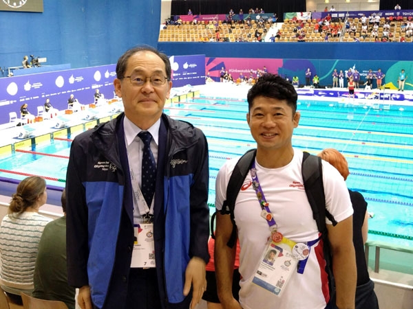 Besuch gemeinsam mit dem Leiter des japanischen Special Olympics-Teams, HIRAOKA Hiroaki, das Finale im Lagenschwimmen-Einzel über 100 m