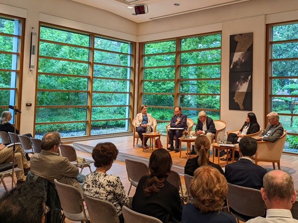 Podiumsdiskussion über die Entwicklung der japanisch-deutschen Beziehungen im Lichte der Ergebnisse der jüngsten Regierungskonsultationen und des G7-Gipfels in Hiroshima im Japanisch-Deutschen Zentrum Berlin (JDZB)
