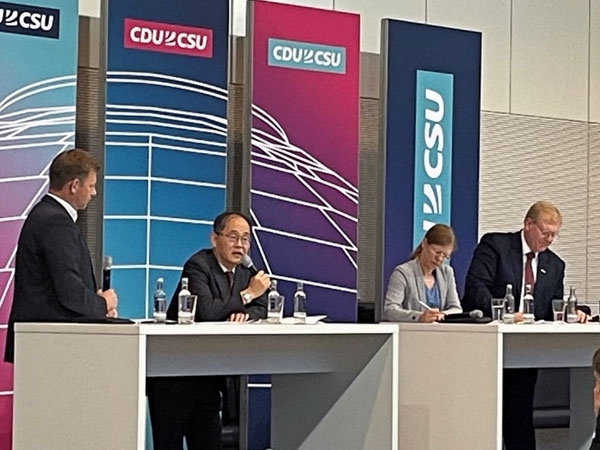 Teilnahme am „Kongress Strategische Partnerschaften im Indo-Pazifik: Abhängigkeiten verringern, Handel ausbauen, China-Strategie umsetzen“