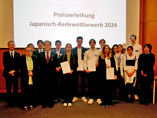 Preisverleihung für den diesjährigen Japanisch-Redewettbewerb im Veranstaltungssaal der Botschaft