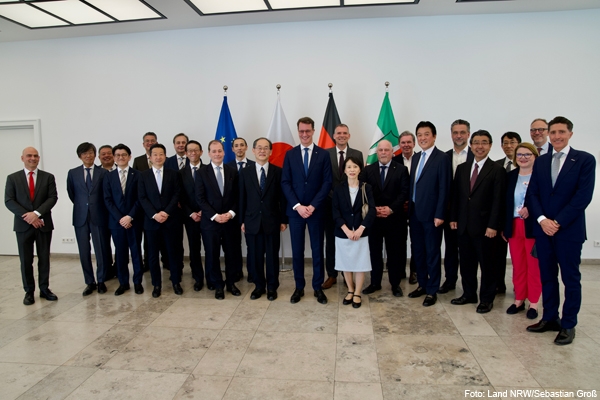 Teilnahme am Abendessen von der Ministerpräsident des Landes Nordrhein-Westfalen (NRW), Hendrik WÜST