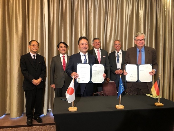 Treffen der CEOs des Hydrogen Council / Unterzeichnung einer Absichtserklärung zwischen Kawasaki Heavy Industries und Daimler Truck