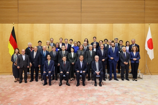 日独フォーラム参加者による石破総理大臣表敬（令和6年10月31日）[写真提供：内閣広報室]