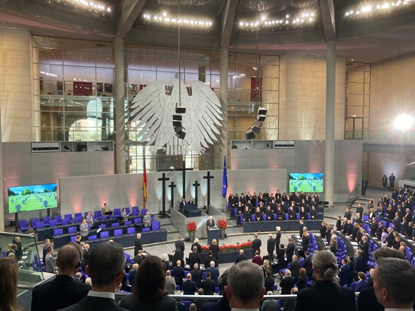 Teilnahme an der zentralen Gedenkstunde zum Volkstrauertag im Plenarsaal des Reichstagsgebäudes