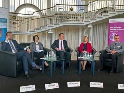 Teilnahme an den 20. Petersberger Gesprächen zur Sicherheit „Frieden sichern, Freiheit bewahren“ der Friedrich-Ebert-Stiftung auf dem Petersberg bei Bonn (1)