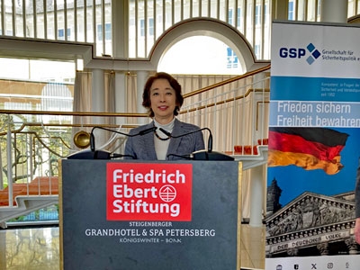 Teilnahme an den 20. Petersberger Gesprächen zur Sicherheit „Frieden sichern, Freiheit bewahren“ der Friedrich-Ebert-Stiftung auf dem Petersberg bei Bonn (2)
