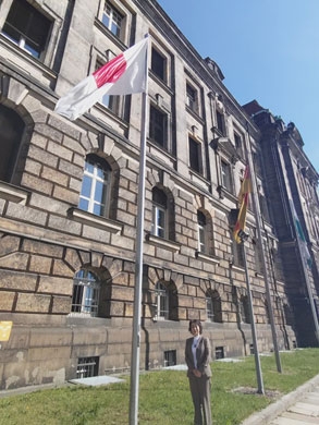 Besuch beim sächsischen Ministerpräsidenten Michael Kretschmer (Begrüßung mit einer großen japanischen Flagge) 