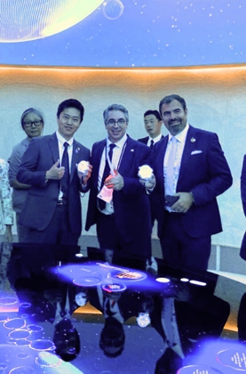 Herr Parlamentarischen Staatssekretär Rouenhoff mit dem Gouverneur der Präfektur Osaka, YOSHIMURA Hirofumi, beim Besuch der EXPO
