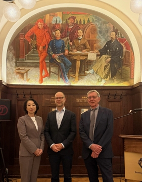 Besuch des Auerbachs Keller anlässlich der feierlichen Enthüllung einer Gedenktafel für Mori Ogai in Leipzig
