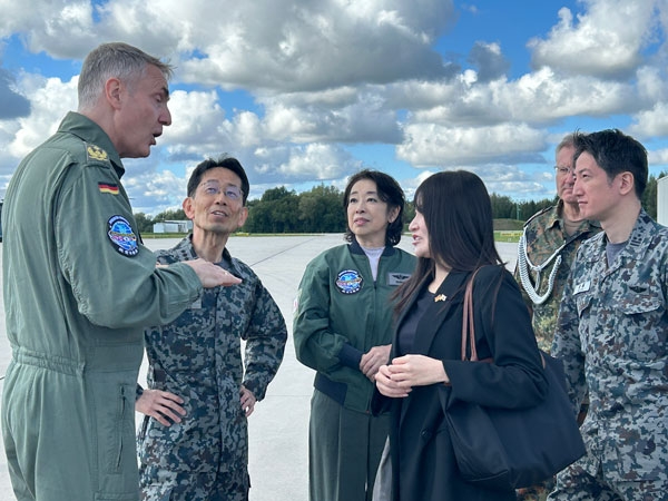 Landung von zwei JASDF Kampfflugzeugen vom Typ F-15 in Laage