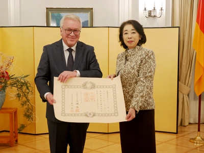 die feierliche Überreichung des „Ordens der Aufgehenden Sonne, Goldener und Silberner Stern“ an Matthias Naß