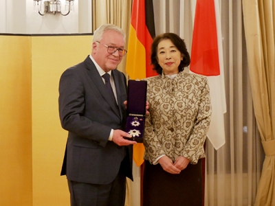 die feierliche Überreichung des „Ordens der Aufgehenden Sonne, Goldener und Silberner Stern“ an Matthias Naß