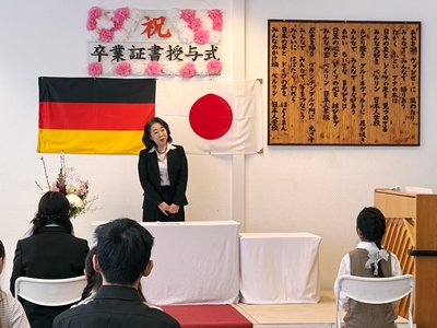 die feierliche Überreichung der Abschlusszeugnisse für das Schuljahr 2025/26 in der Japanischen Internationalen Schule zu Berlin in Lankwitz