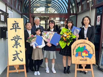 die feierliche Überreichung der Abschlusszeugnisse für das Schuljahr 2025/26 in der Japanischen Internationalen Schule zu Berlin in Lankwitz