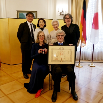 Feierliche Überreichung des Ordens der Aufgehenden Sonne, Goldene Strahlen mit Rosette, an den Regisseur Wim WENDERS (2)