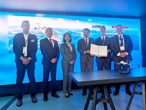 Unterzeichnungszeremonie einer Absichtserklärung (MoU) zwischen Kawasaki Heavy Industries und Airbus Defence and Space zur gemeinsamen Entwicklung einer Drohne
