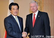 Hessischen Ministerpräsidenten Koch und Außenminister Okada