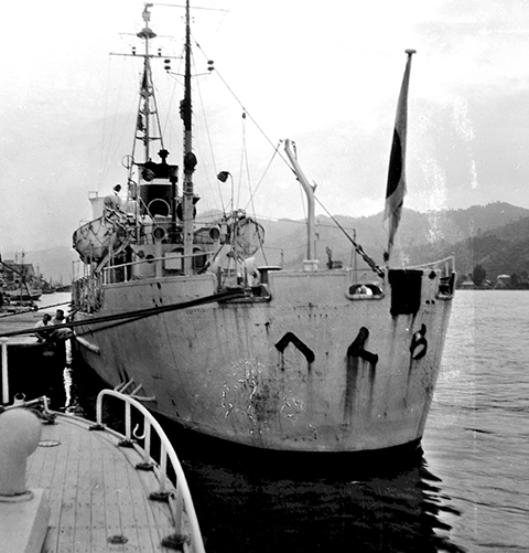 Das Schiff der japanischen
Küstenwache, das im Juli
1953 auf einer
Patrouillenfahrt in der Nähe
von Takeshima von
koreanischer Seite
beschossen wurde.
（Foto: The Yomiuri Shimbun）